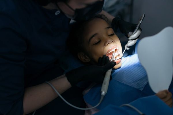 הדרך להתמודד עם חריקת שיניים אצל ילדים: מדריך למקצוענים