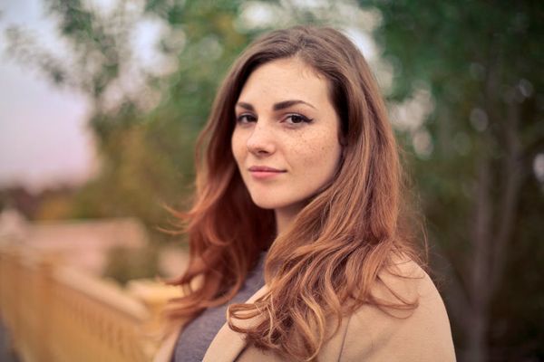 האמן של ההשתלת שיער הסינטטי